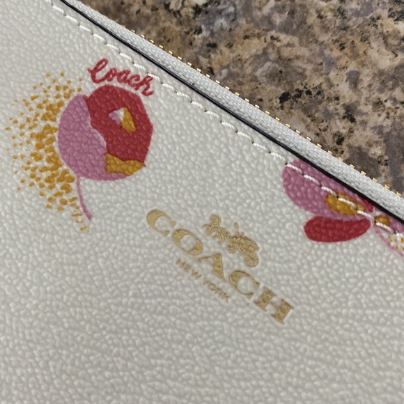 NWT Coach Corner Zip Wristlet Floral (Wristlet Only-Doesn’t Include Dust Bag) - Picture 7 of 17